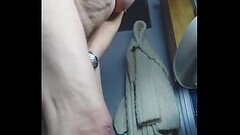 Oma neukt harige kut met komkommer Thumb