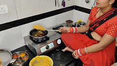 कोमल ने दिवाली पर नमकीन बना रही थी देवर ने भाभी को लेने Thumb