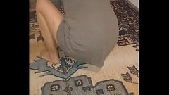 Olgun t&uuml_rk kadın seksi t&uuml_l &ccedil_orapla halı siliyor Thumb